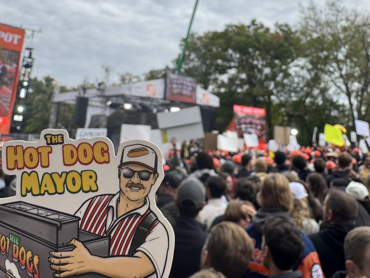 CircusKingfish's tweet image. BREAKING: A @MikeHotDogMayor sign has been spotted at College GameDay at Vanderbilt University. Rumors are swirling that the south has fallen and the entire SEC is now part of #BearTerritory