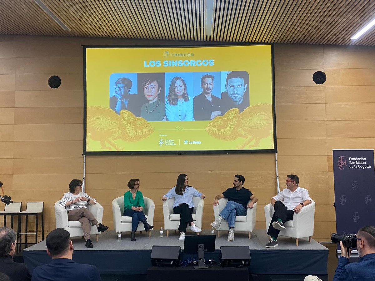 📢 En directo desde #Trabalengua25...

🎭 Los Sinsorgos toman el escenario:
@gelesgargon, <a href="/soniasanroman/">Sonia San Román</a>, <a href="/juanlsanguino/">Juan Sanguino</a> y @xosecastro.

Modera <a href="/eva_baroja/">Eva Baroja 🗞</a> (¡valiente ella!😅)

Palabras, risas y algún que otro caos lingüístico💬

<a href="/trabalenguaES/">trabalenguaES</a>