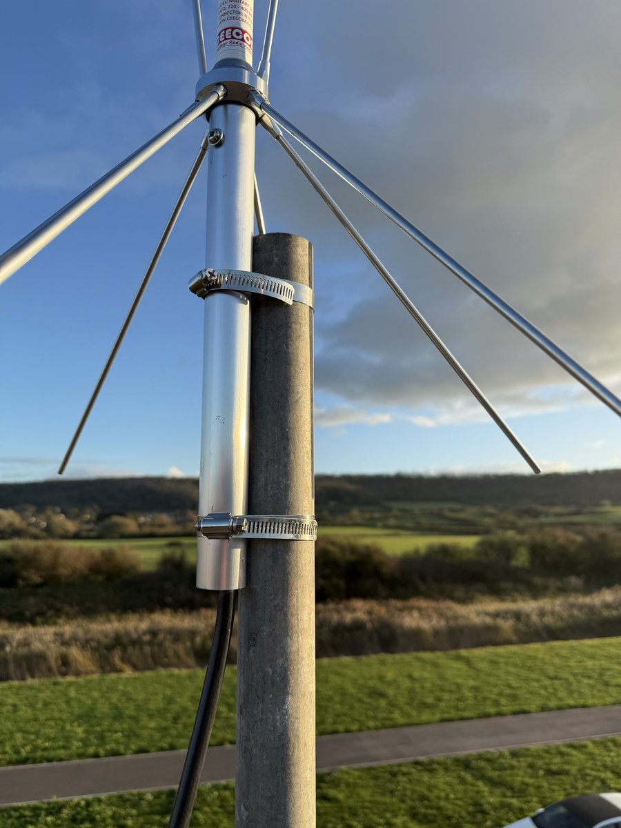 AboveWeston's tweet image. Builders are due Monday so I put back the antenna to do some more tests. This time I used some large jubilee clips/clamps.