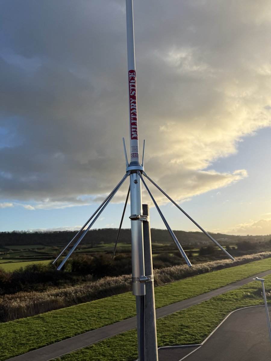 AboveWeston's tweet image. Builders are due Monday so I put back the antenna to do some more tests. This time I used some large jubilee clips/clamps.