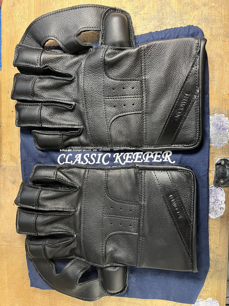 Nial has gone for an all Black Stealth glove. Larger sized glove as requested . Classic cane cuffs T webs , lightly padded for great  feel <a href="/WK_Union/">Wicketkeeper's Union</a> <a href="/KeeperCourt/">Wicket Keepers Court.</a>