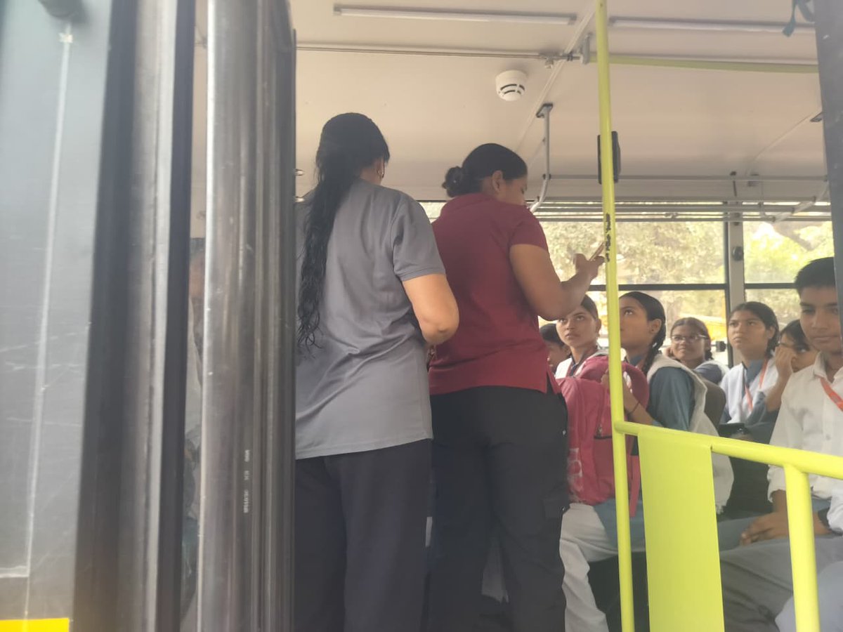 स्कूल के बच्चों से स्कूल वैन में
बात करते हुए एंटीरोमियो की महिला अधिकारी..... आप सुरक्षित होकर पढ़ाई करें