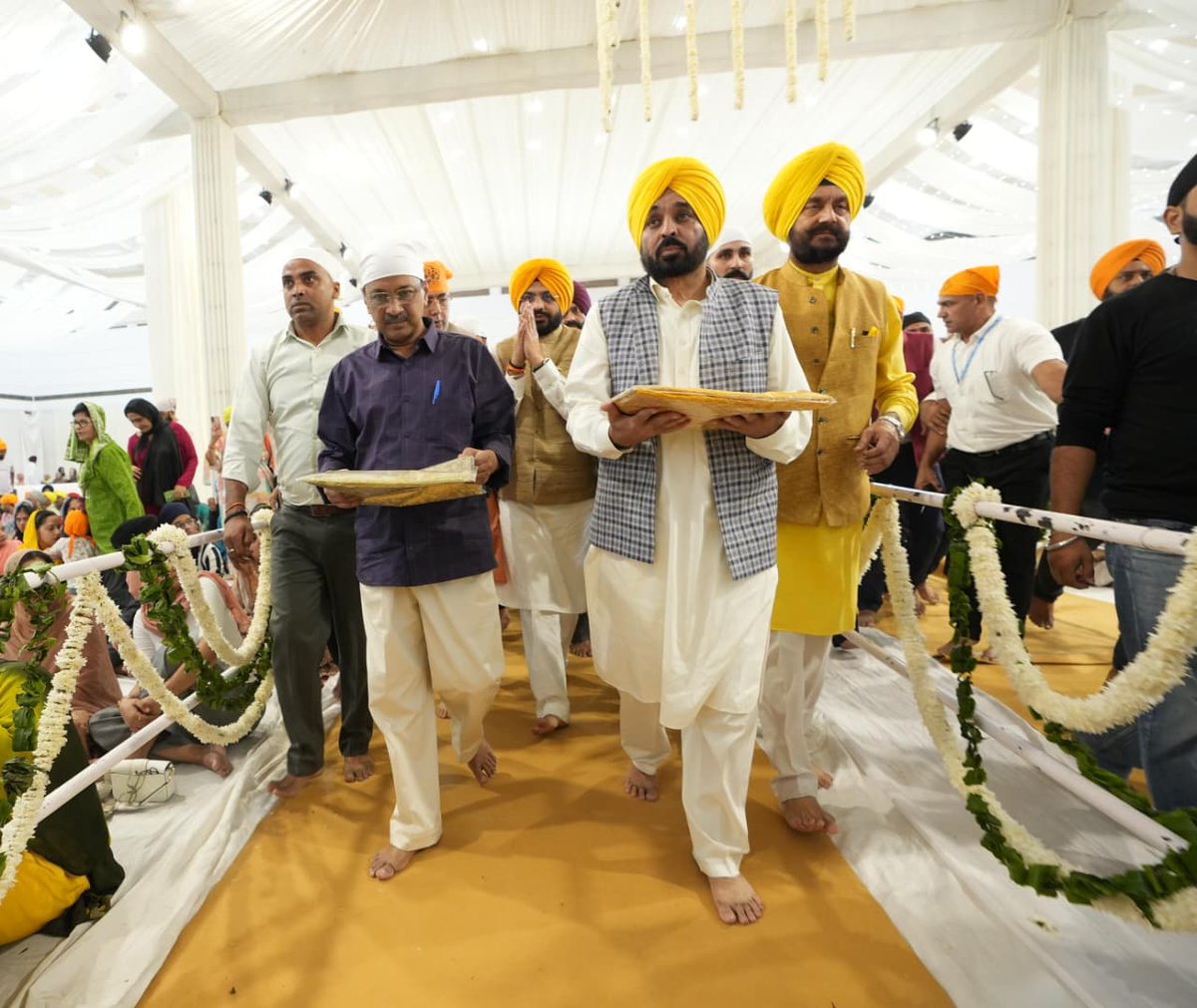 ArvindKejriwal's tweet image. श्री गुरु तेग बहादुर जी की 350वीं शहीदी शताब्दी के अवसर पर गुरुद्वारा श्री रकाबगंज साहिब में आयोजित पावन कीर्तन दरबार में सम्मिलित होकर गुरु साहिब जी के चरणों में मत्था टेक आशीर्वाद प्राप्त किया।

उनका बलिदान सदियों तक हमें सत्य, धर्म और मानवता की रक्षा के लिए प्रेरित करता रहेगा।