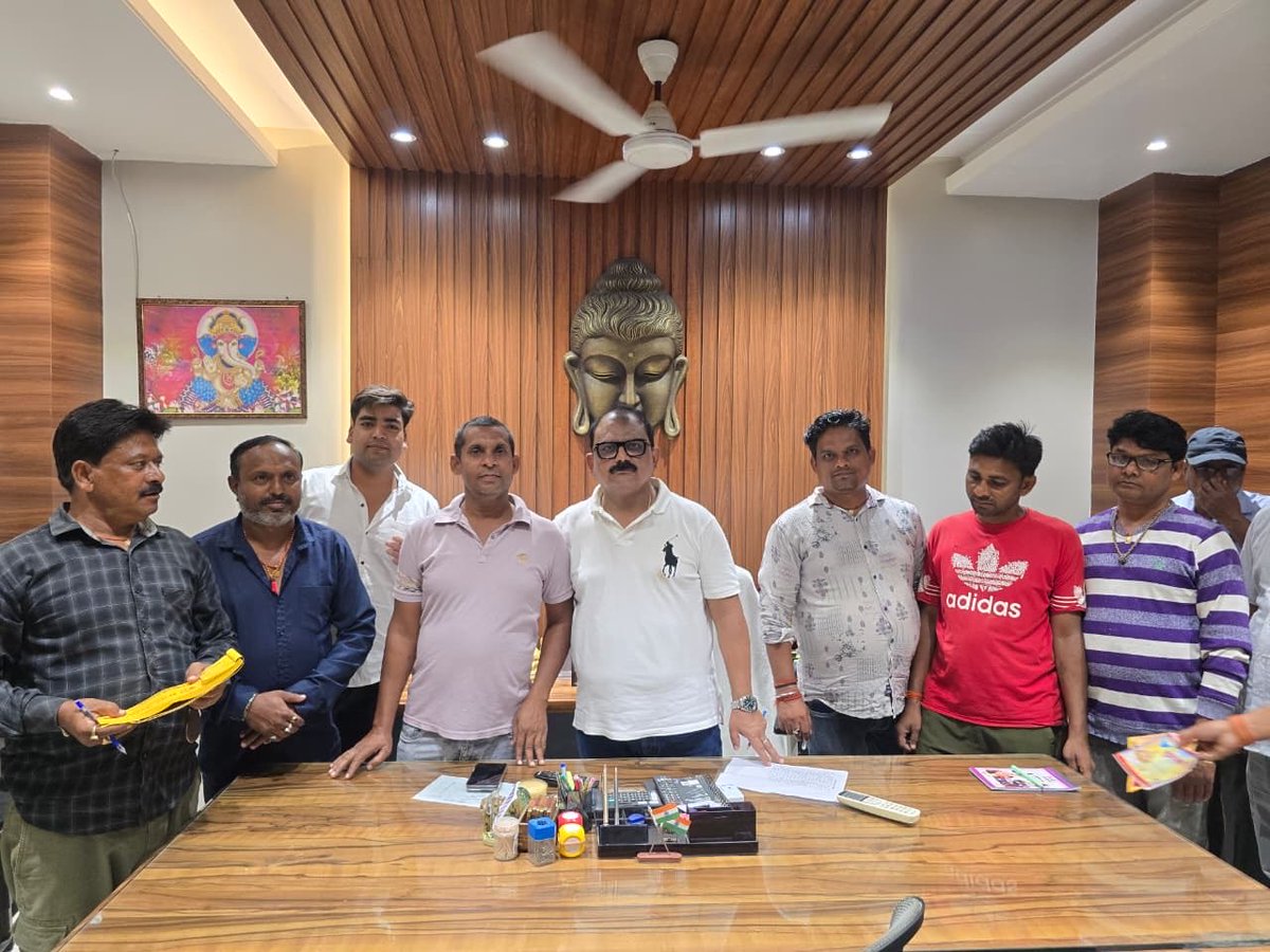 आज गढ़वा आवास पर शहर की विभिन्न छठ पूजा समितियों के पदाधिकारियों एवं सदस्यों से आत्मीय मुलाकात हुई।

सभी समितियां सांस्कृतिक परंपराओं, लोक आस्था और सामाजिक एकता की जो मिसाल पेश कर रही हैं, वह अत्यंत प्रशंसनीय है।

छठ जैसे पवित्र पर्व हमें सहयोग, समर्पण और सामूहिक भावना का पाठ