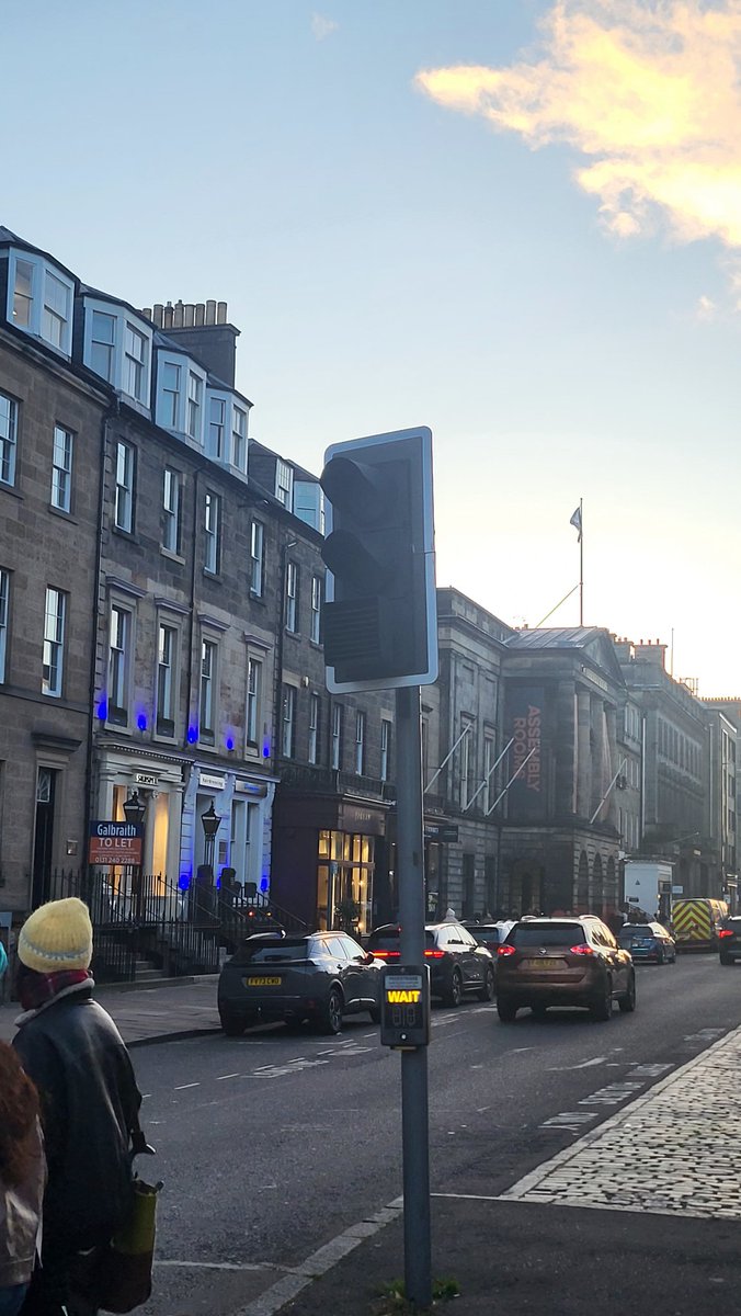 EyeSpyEdinburgh's tweet photo. @edinhelp Traffic light and pedestrian crossing out one way on George st. Outside Starbucks/black sheep. Please can we get someone to sort asap, it's dangerous with it being a busy day https://t.co/HI9vG93i2U