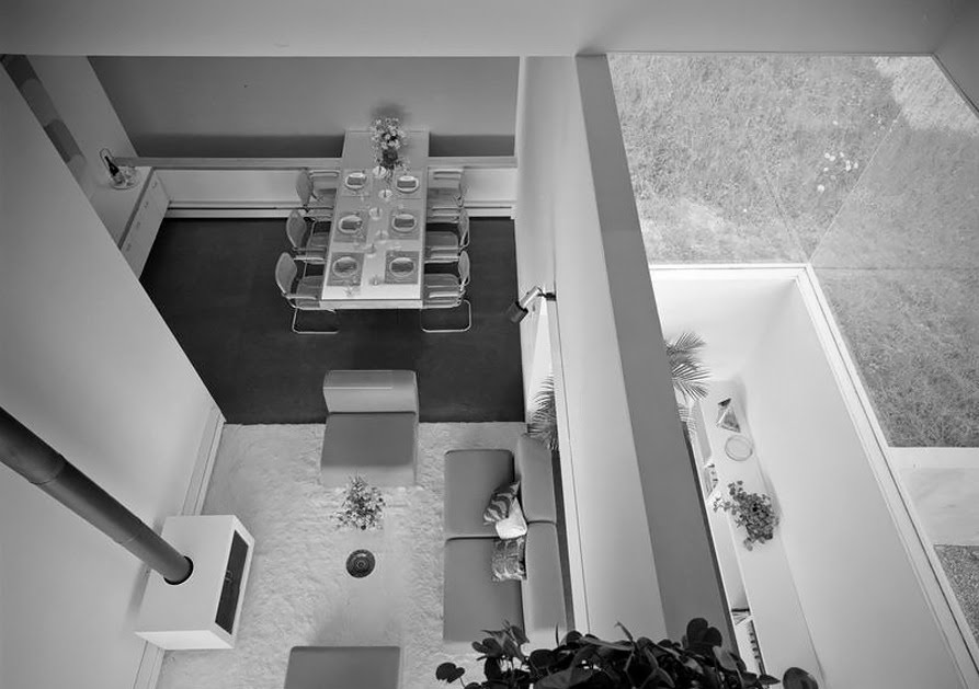 #100x100masterhouses 
Engle House (Boxborough, Massachusetts. 1972).
Robert Whitton explora las posibilidades de la arquitectura como escultura abstracta en el exterior y busca la riqueza espacial en el interior, todo ello aderazado con un hábil manejo de la luz.
📸: Ezra Stoller