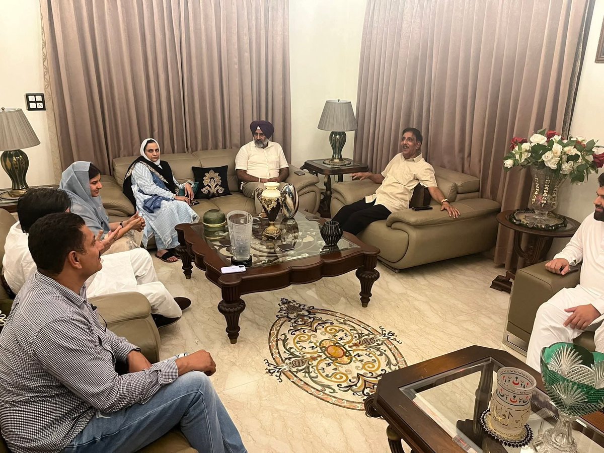 आज पंजाब के पूर्व डीजीपी मोहम्मद मुस्तफा के इकलौते बेटे आक़िल अख़्तर के इंतक़ाल के बाद उनकी दुआ-ए-मग़फिरत में उनके आवास मालेरकोटला हाउस पंजाब पहुंचकर उनका दुःख साझा किया और मग़फिरत के लिए दुआ की।

#IqraHasan