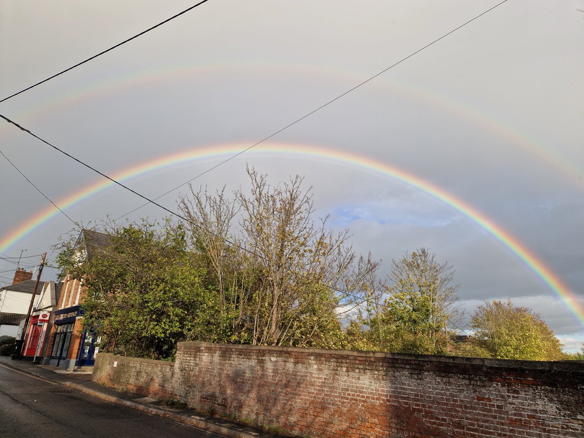 robboland's tweet image. Yes, I actually do go out during daylight hours sometimes.
Today the sky did this.