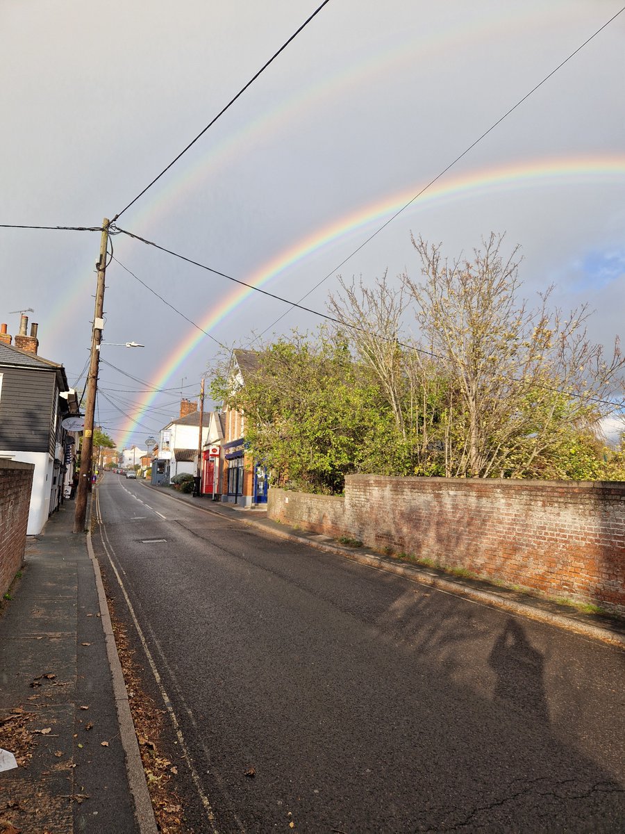 robboland's tweet image. Yes, I actually do go out during daylight hours sometimes.
Today the sky did this.