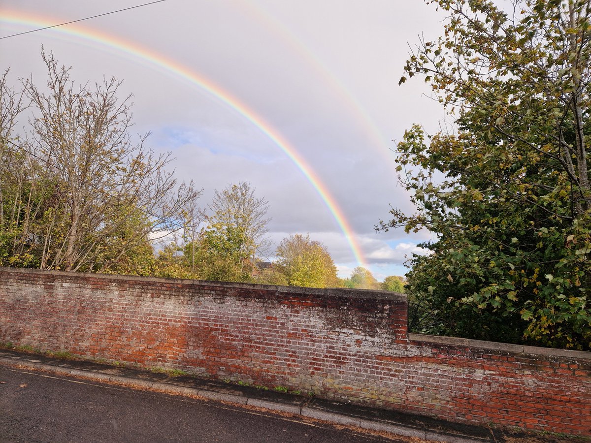 robboland's tweet image. Yes, I actually do go out during daylight hours sometimes.
Today the sky did this.