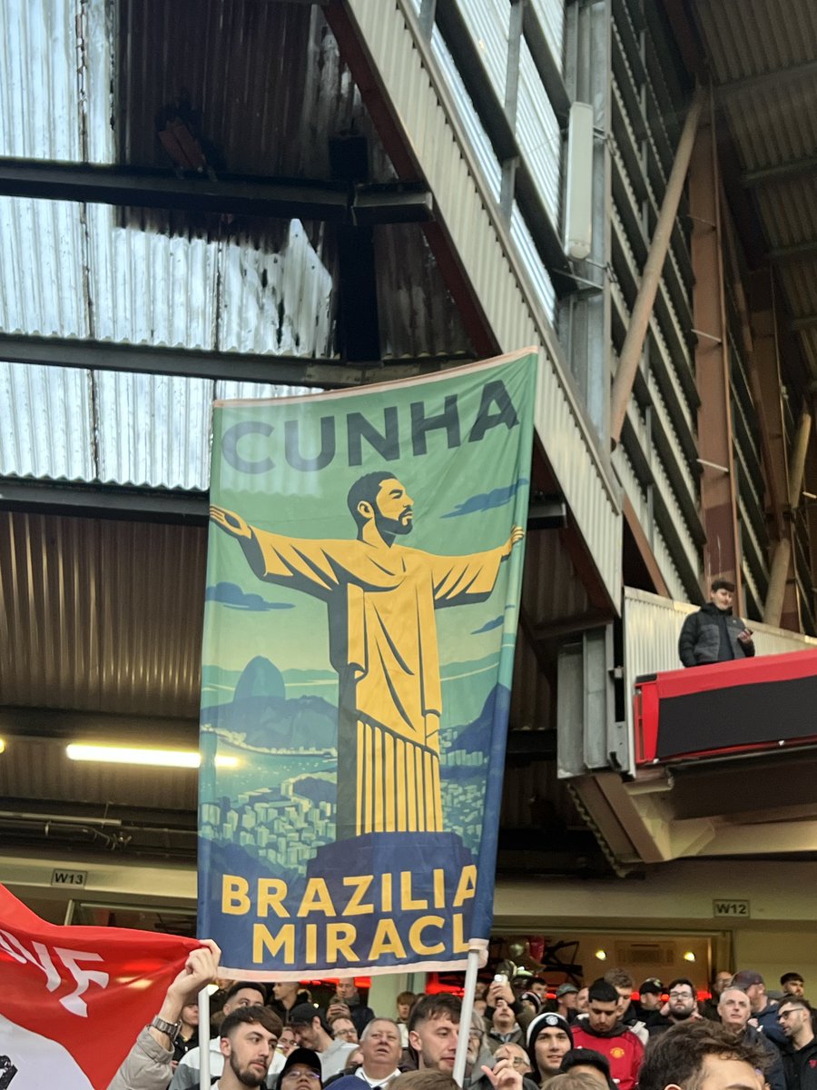 Flags held in the Stretford End. One for Matheus Cunha.🇧🇷🔴