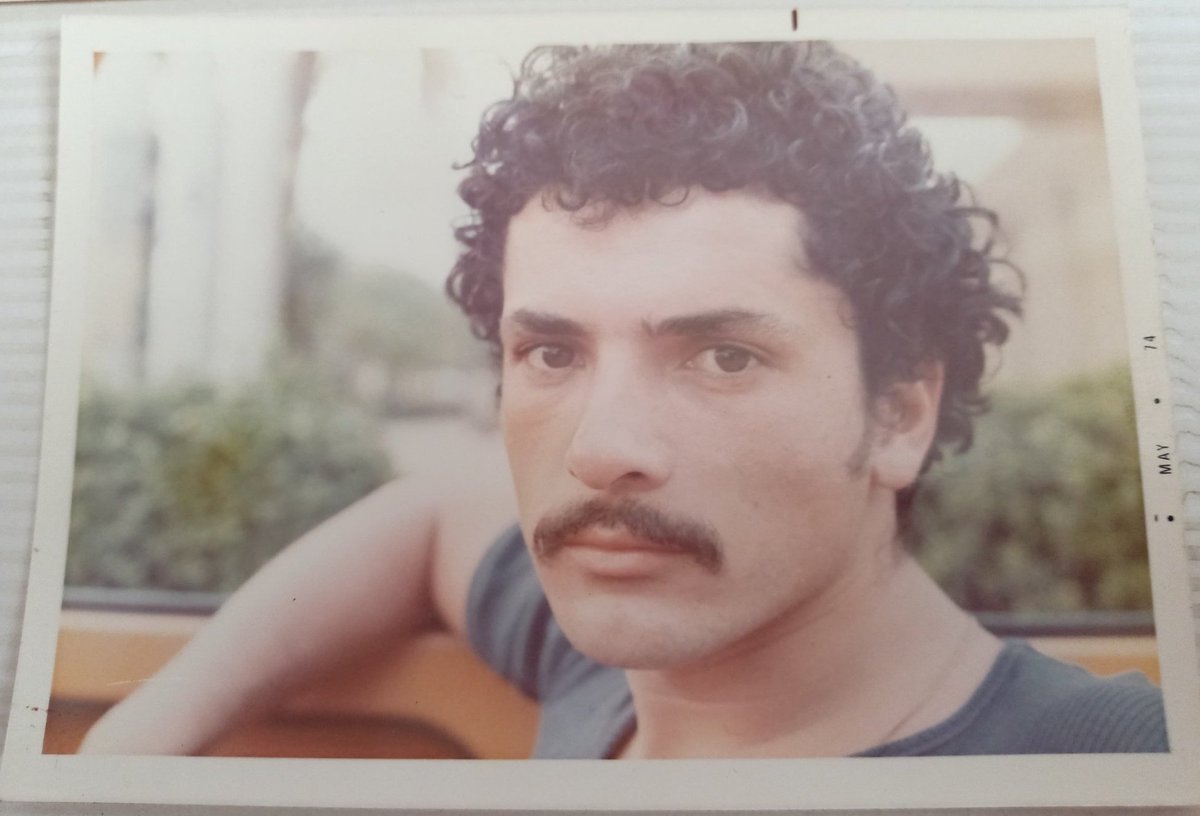 El 25 de octubre de 1987 en la capital murió el actor Ernesto Bañuelos, por complicaciones relacionadas con el sida. 
Actuó en Matinée, de Jaime Humberto Hermosillo. 
Su novio Luis González de Alba le dedicó el cuento "El vino de los bravos".
📷 Archivos y Memorias Diversas.
🌈✨