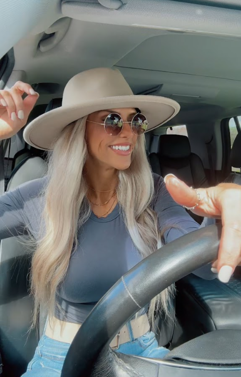 kenzierose_93's tweet photo. Riding shotgun to some serious fun. 😉 Buckle up! #RoadTrip #DriveMeWild #Vibes #CatchMyEye #AdventureTime https://t.co/iPEJBADDDN