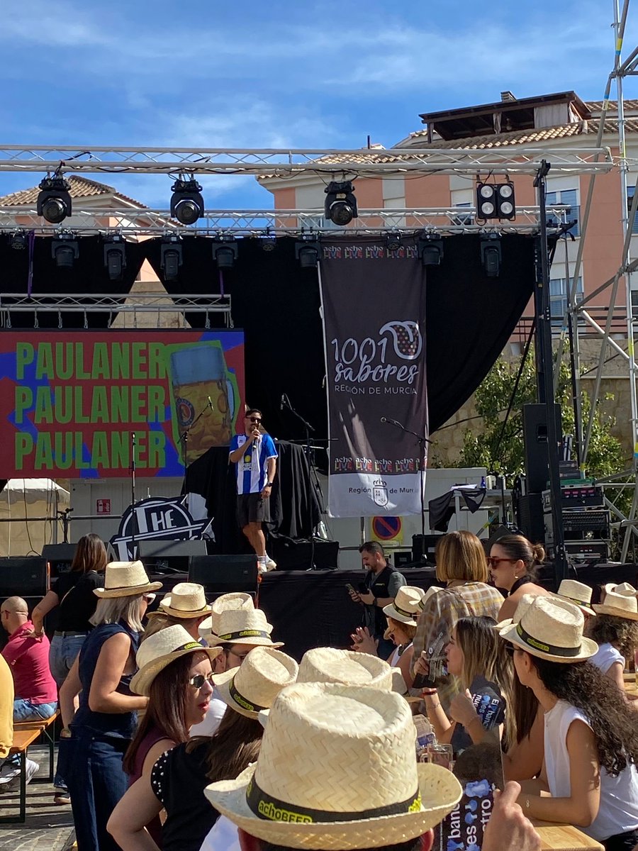 Detalle 🔝 del Achobeer Fest. El <a href="/lorcadeportiva/">Lorca Deportiva</a> presente en el festival referencia de Lorca, ahora mismo. 

👉🏻Algo que es complicado ver en la ciudad y que debería ser una imagen común. Además con un mensaje de unión y apoyo al Lorca Deportiva. 

Os animamos a que vayáis y