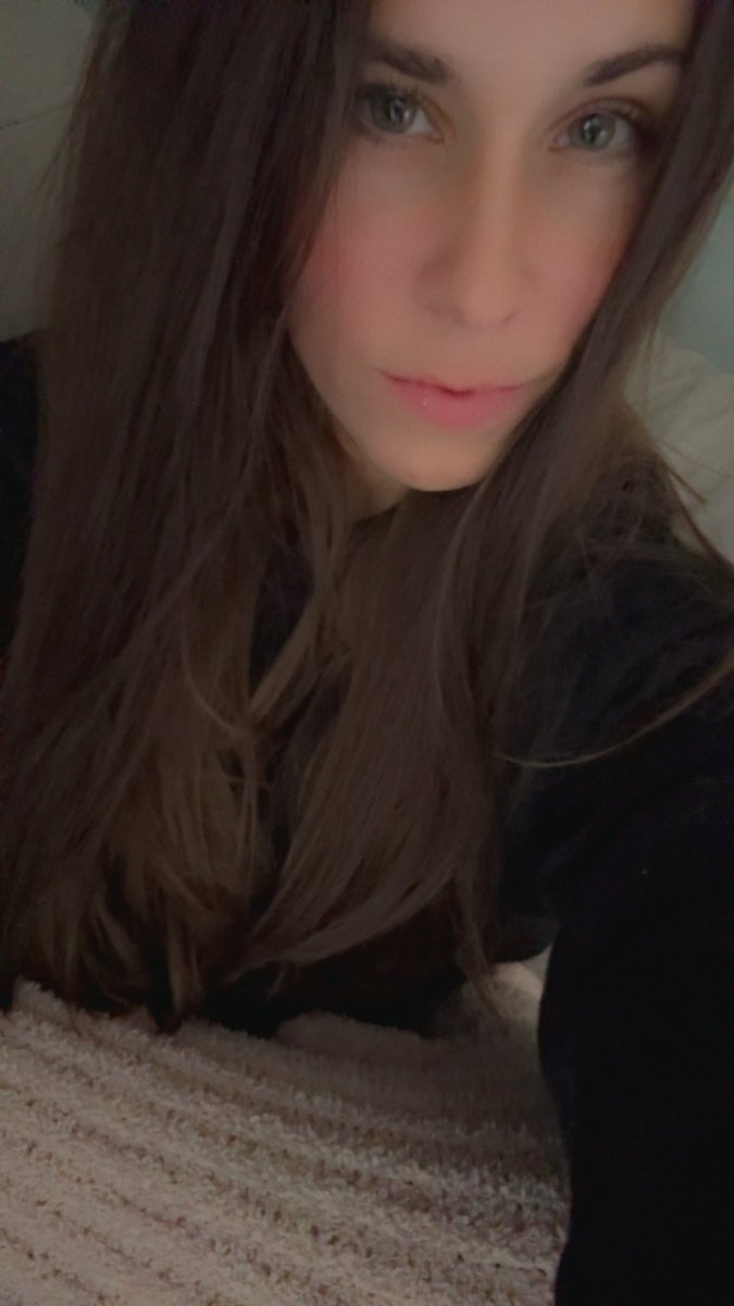 Amwysoc's tweet image. THIS IS A FILTER.
I do not look like this.. my photos have pores, smile lines, imperfect skin.. and I’d rather post that than this fake shit. 

Stop catfishing.. lawdddd