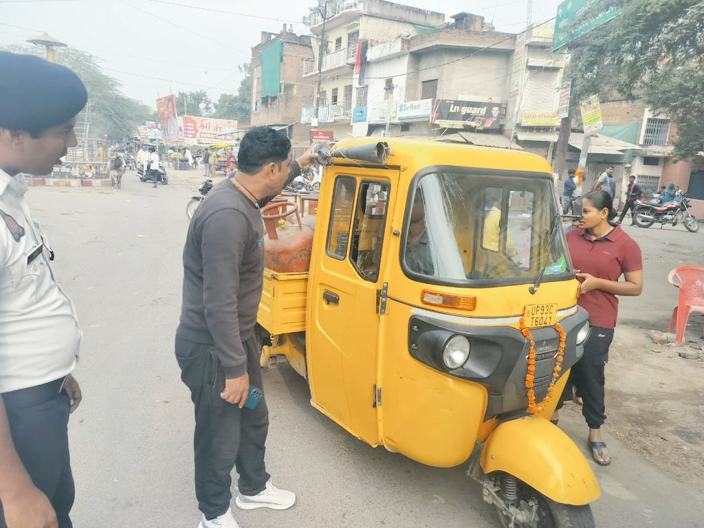 इसी भोपू से सुबह आठ बजे अश्लील गाना बजा रहा था।एंटीरोमियो द्वारा चालान की कार्रवाई की गई और भरपूर चेतावनी दी गई........... सुरक्षा के साथ संदेश देने का प्रयास