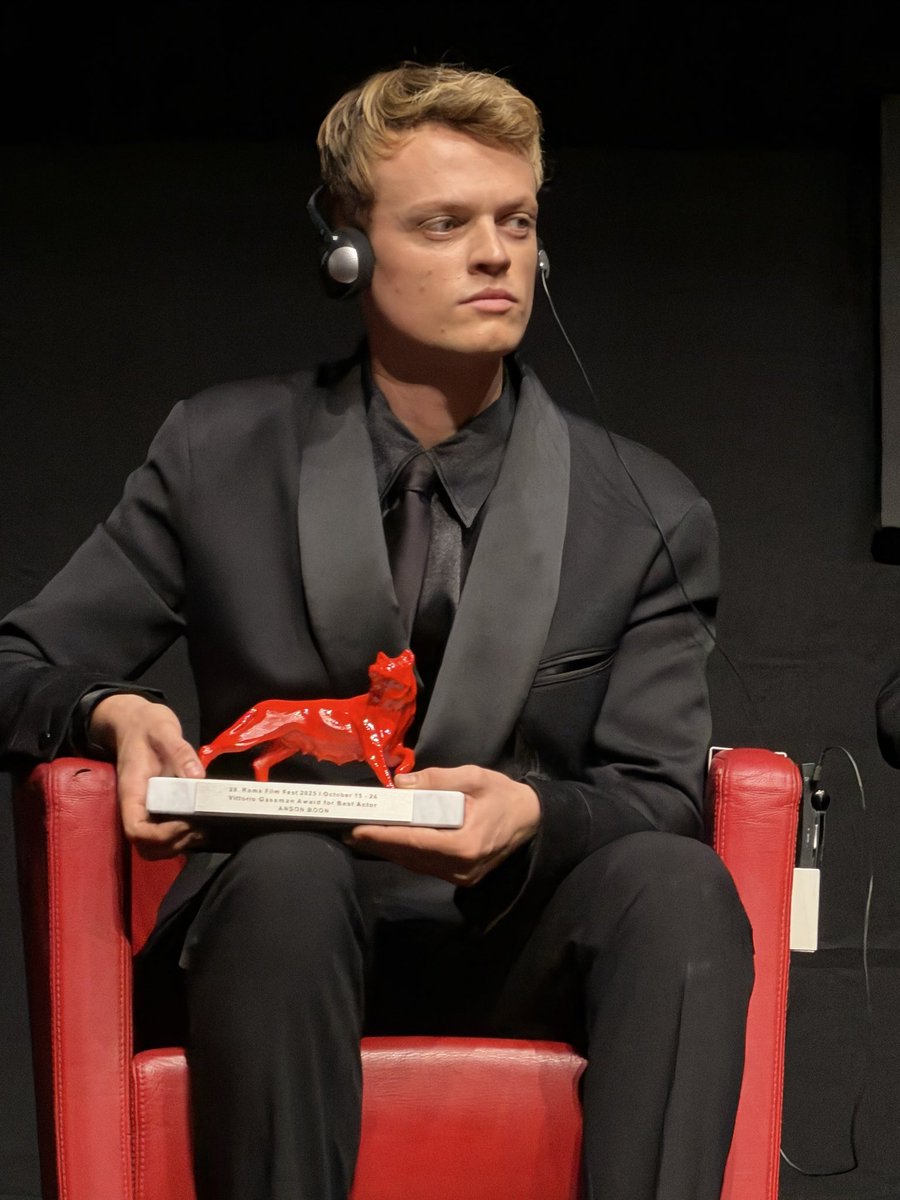 Anson Boon alla cerimonia di premiazione della Festa del Cinema di Roma con il suo premio Miglior Attore. #RoFF20 

📸 Rebelle Vague