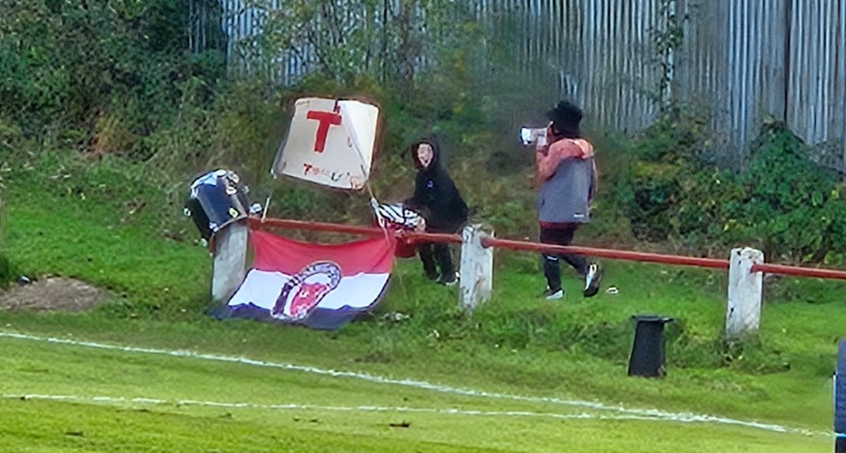 Fair play to the 2 young team supporting Thorniewood this afternoon against St. Roch's.
Non stop for 90 minutes. 🙌

I'm not sure if the masks were to hide from the polis or their Mammies!! 😁