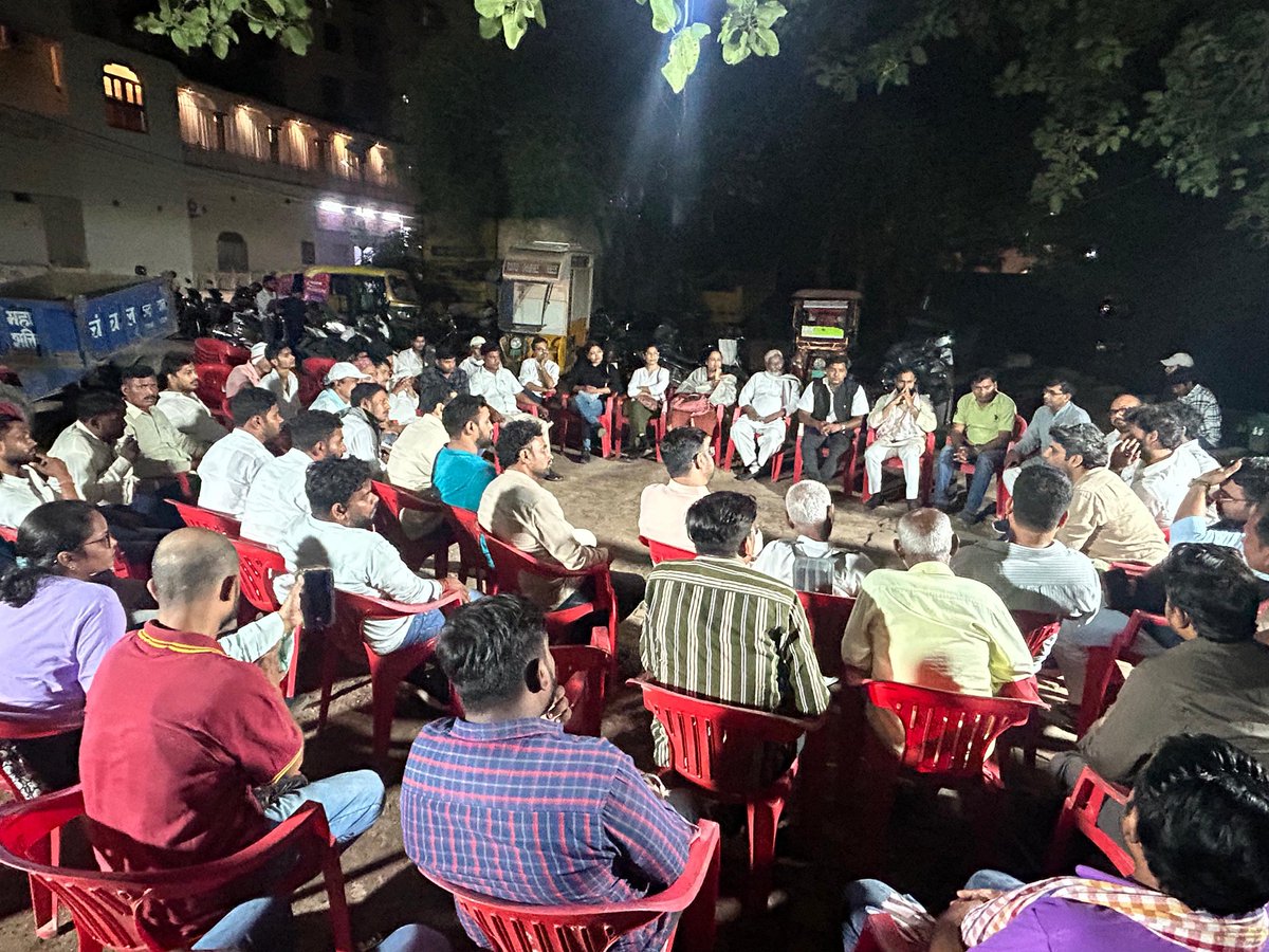 ManishSharmaIYC's tweet photo. आज वाराणसी प्रवास के दौरान मैंने स्ट्रीट वेंडर, छात्र, अल्पसंख्यक समुदाय, मल्लाह, मजदूरों और बनारस के बुद्धिजीवी सामाजिक कार्यकर्ताओं से संवाद किया।

हर तबका, हर आवाज़ अपने संघर्ष और उम्मीद की कहानी कह रहा है। अफसोस सरकारों में इनकी आवाज सुनने वाला अब कोई नही है।

लोकतंत्र तभी मज़बूत होता है जब सत्ता नहीं, जनता बोलती है।

नेता विपक्ष श्री @RahulGandhi जी के नेतृत्व में हम उसी जनसंवाद की राह पर हैं, लोगों की बात, लोगों के बीच से। 🇮🇳