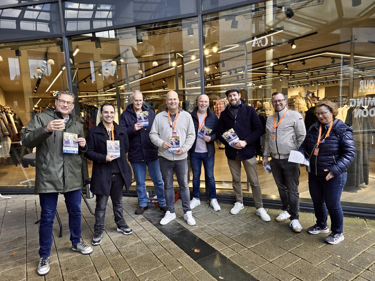 Het team van de VVD Emmen was vandaag op campagne in Emmen samen met Staatssecretaris Arno Rutte.  
Het was een prachtige dag met vele positieve gesprekken! 

Kies VVD woensdag, en stem op Jeroen Hartsuiker #39 uit Klazienaveen! 

Samen voor een centrum rechts kabinet.  

#vvd