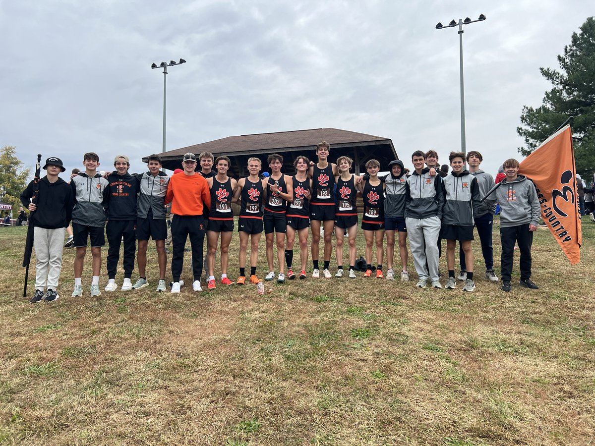 EdwardsvilleXC's tweet image. The EHS Boys Cross Country team ended the day by completing the sweep of the Belleville West Cross Country Regional.  We had a ton of PRs!  What a fantastic team race!  Special shout out to Colin Thomas, your individual winner in 14:26!  Congratulations and go, Tigers!