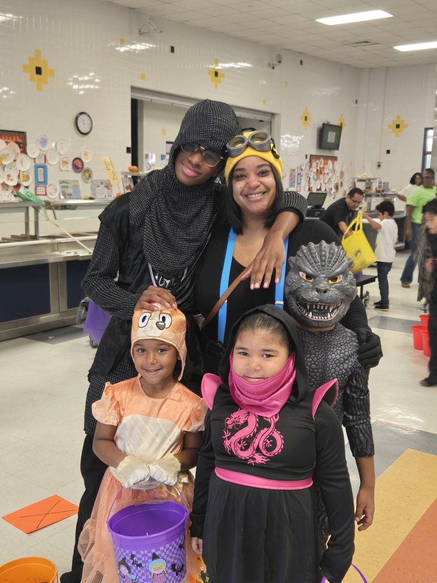 LES_Spring's tweet image. 🎃🍂 Fall fun and learning collide at Link Elementary! Our families enjoyed an amazing evening of educational games, creativity, and community connection during our Fall Festival. Thank you to everyone who came out to celebrate learning—costumes, smiles, and all! 🧡📚 #LinkPride