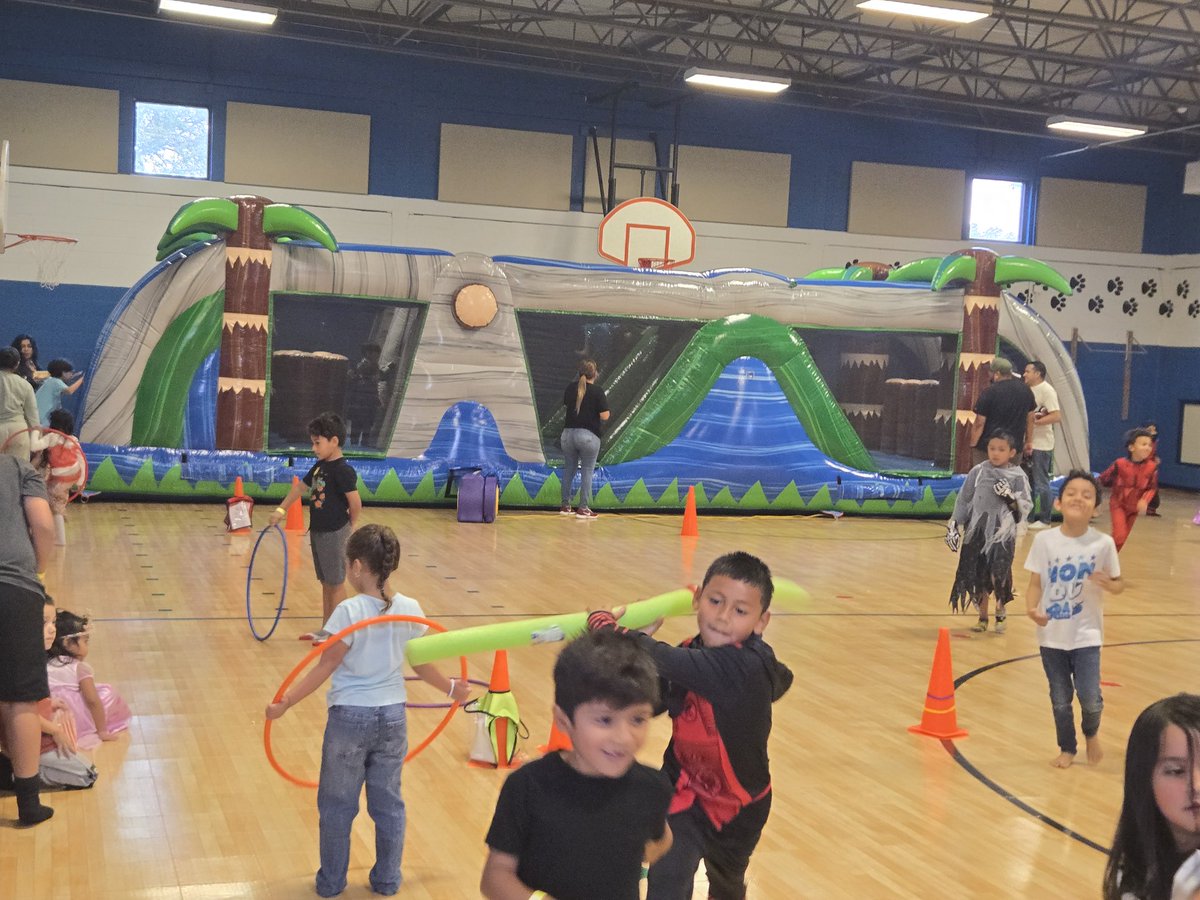 LES_Spring's tweet image. 🎃🍂 Fall fun and learning collide at Link Elementary! Our families enjoyed an amazing evening of educational games, creativity, and community connection during our Fall Festival. Thank you to everyone who came out to celebrate learning—costumes, smiles, and all! 🧡📚 #LinkPride