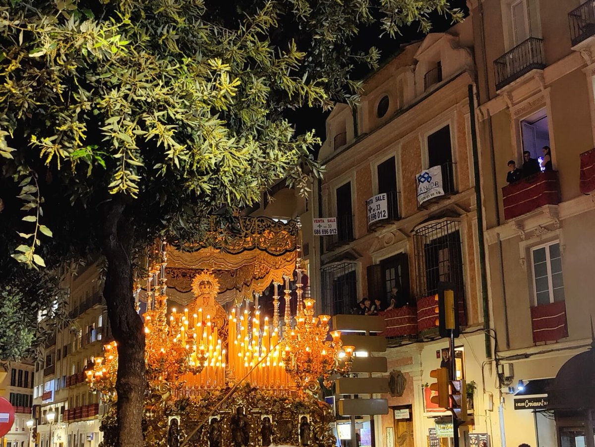 TARDEAR
"La Esperanza ha forjado su leyenda durante la madrugada. Son los silencios y las sombras alargadas de una noche a punto de romperse. El fulgor en la oscuridad que va quebrando la penumbra".

Manuel Navarro

eresnuestraesperanza.es/index.php/2025…

#EresNuestraEsperanza
#CofradiasMLG