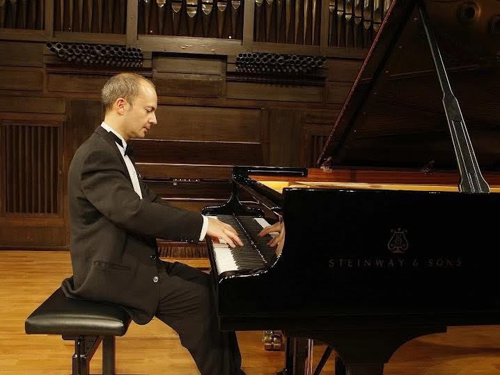 MPianocase's tweet photo. 🔴Con el título “Beethoven y Cádiz: dos colosos frente a Napoleón” el pianista José Luis Bernaldo de Quirós interpretará un exigente programa que incluye 5 sonatas de Beethoven. Semana Cultural de Zahara  @diputacioncadiz 26/10 -18h
👉🏼 https://t.co/qTxGZd2e7r 
@todos @seguidores https://t.co/QR3f9mcTTr