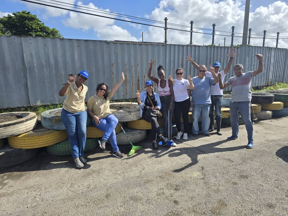 ✨️Nuestro equipo constribuyendo a que #LaHabanaDeTodos se más limpia y hermosa. Creemos que cada acción cuenta y que juntos podemos generar un impacto positivo en nuestro entorno. 
¡Súmate a la jornada de hoy en el municipio Regla! 
#JuntosPodemos 💪