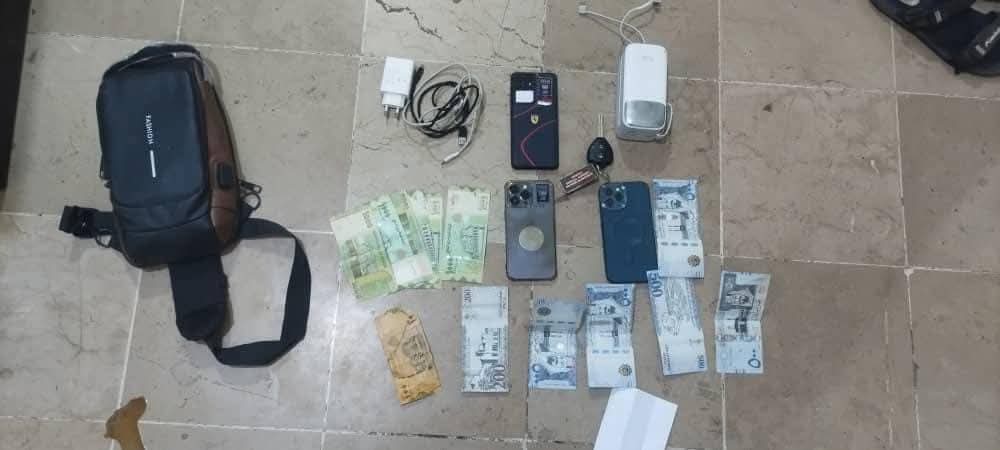 #وقف_عندك 
عصابات الانتقالي في عدن قالت إنها حققت اليوم انتصار كبير بعد أن قبضت على أحد مشاهير مواقع التواصل الاجتماعي ويدعى محمد الحسني، أثناء محاولته السفر من مطار عدن، يزعمون أنه قيادي يتبع الحوثيين في صنعاء.

تخيلوا ماذا وجدوا مع هذا المطلوب الخطير؟
بعض الجوالات، وخازن شحن،