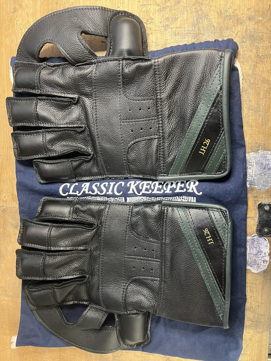 Jonathan wanted Classic but wished to squeeze in club colour. So Black based glove , Ckasdixalky styled with Dark Green welts(piping) &amp; Dark Green flashes either side of the Black babe flash with Gold initials <a href="/WK_Union/">Wicketkeeper's Union</a> <a href="/KeeperCourt/">Wicket Keepers Court.</a>