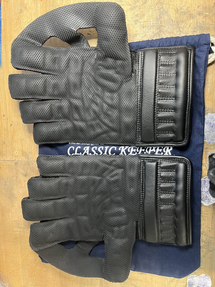 New much larger pair pair fur Seth who is on the Worcs academy Keir it very simple all Black Classic glove with a massive catching surface <a href="/WK_Union/">Wicketkeeper's Union</a> <a href="/KeeperCourt/">Wicket Keepers Court.</a>