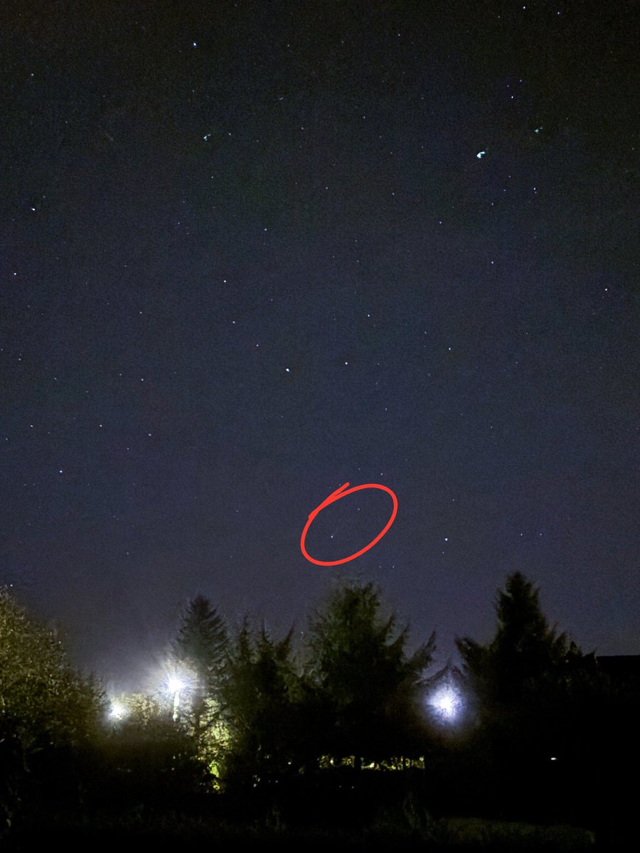 El cometa C/2025 A6 (Lemmon) el jueves 23 de octubre. 
😅La foto no es la mejor del mundo, está hecha con el móvil, pero podéis apreciar un poco al cometa. ☄️😊