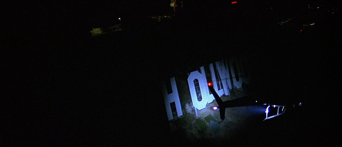 Thiboune's tweet image. Mode méga meta activé pour ce #Scream3.

De façon assez maline, Craven tord le slasher pour en faire une satire quasi-camp sur Hollywood, ses acteurs lessivés, ses réalisateurs méprises et ses producteurs Weinstein-esques. 

Yep le frisson est moins là, mais ça s'amuse pas mal.