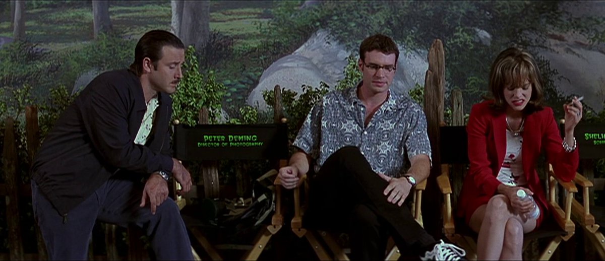 Thiboune's tweet image. Mode méga meta activé pour ce #Scream3.

De façon assez maline, Craven tord le slasher pour en faire une satire quasi-camp sur Hollywood, ses acteurs lessivés, ses réalisateurs méprises et ses producteurs Weinstein-esques. 

Yep le frisson est moins là, mais ça s'amuse pas mal.