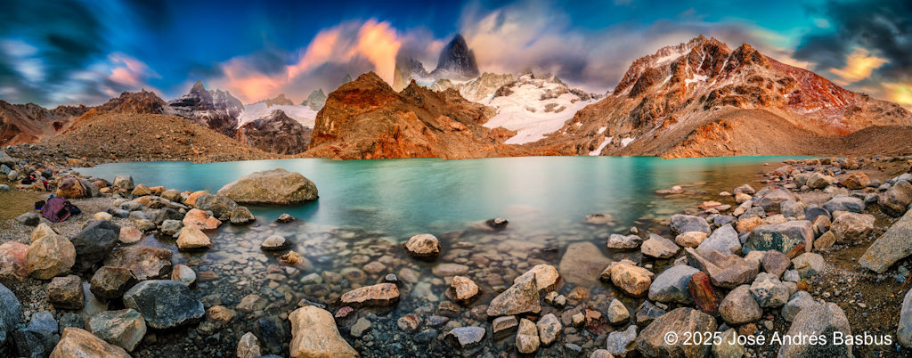 BasbusJose's tweet image. Panorama de larga exposición (30 segundos) al amanecer al pie de la “Laguna de los 3”, El Chalten, Santa Cruz, Patagonia Argentina.