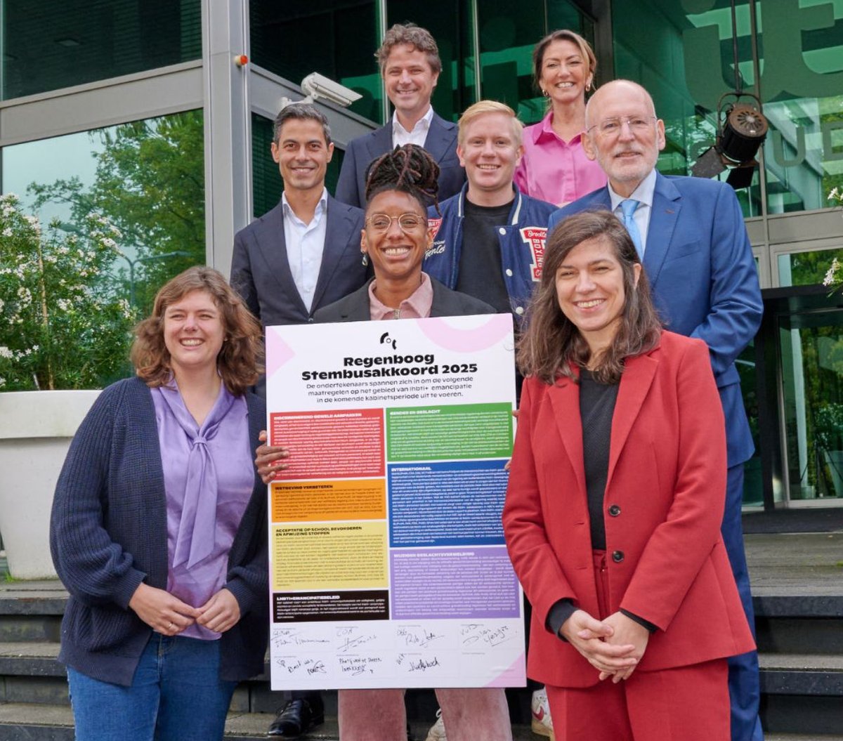 Vandaag heeft Henri Bontenbal het Regenboogakkoord van COC Nederland ondertekend.  In deze tijd van toenemende haat, geweld en discriminatie, is het belangrijk om samen te staan voor de regenbooggemeenschap. Het akkoord werd mede-ondertekend door Frans Timmermans (GL|PvdA), Rob