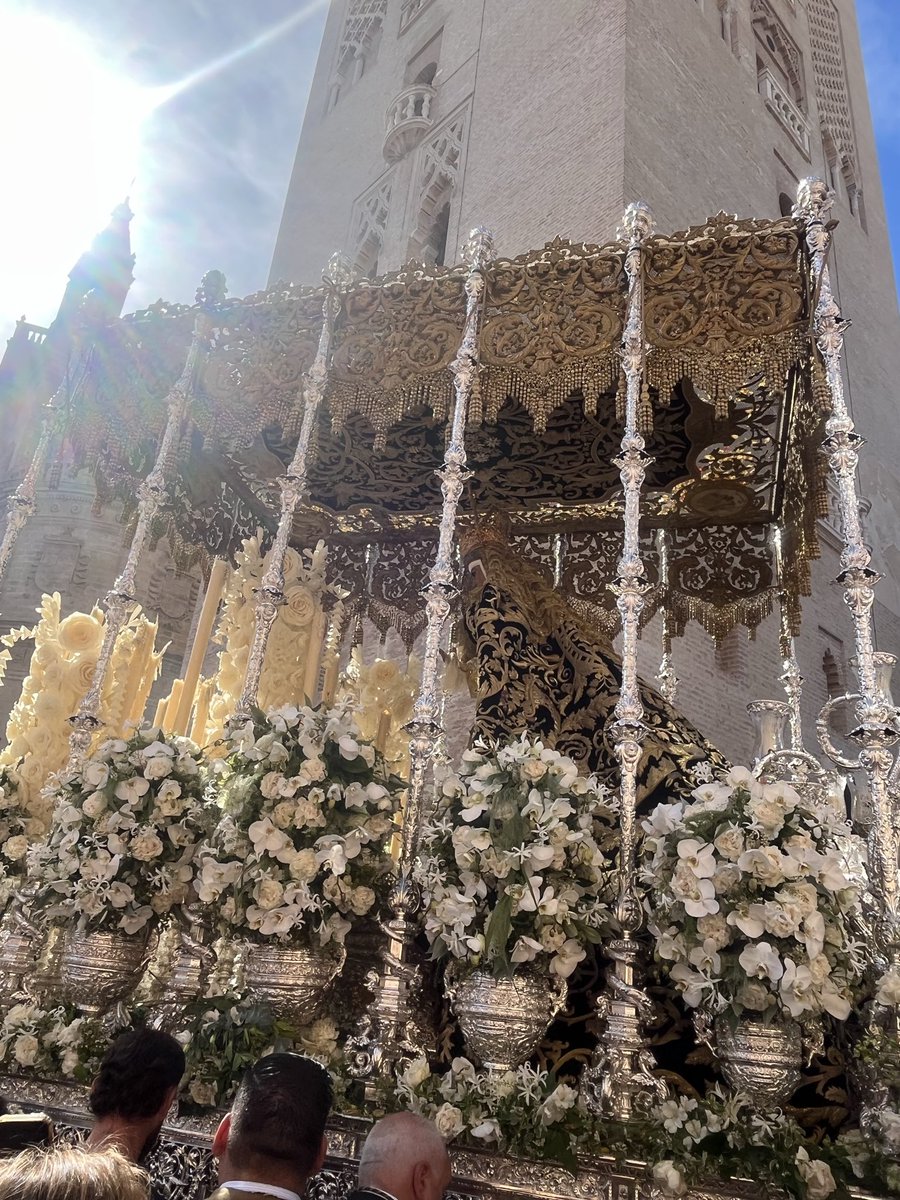 Que Bonito ha sido pero que puta  vergüenza la nueva modita de tirar petardos, rompe todo el momento. #Triana