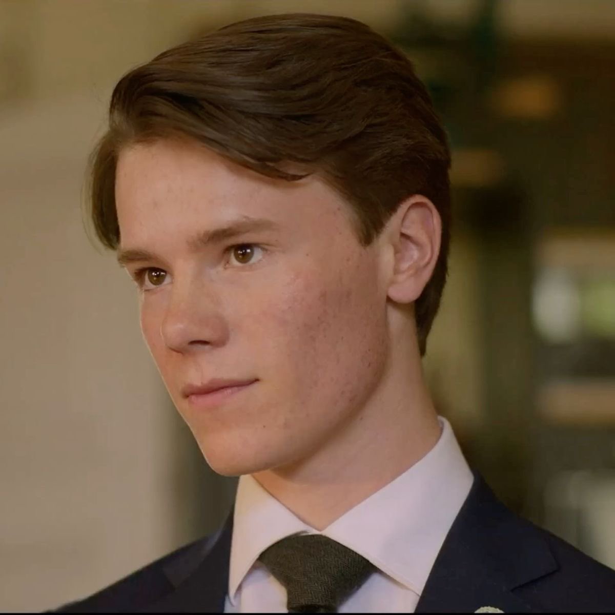 livshollanov's tweet photo. engraçado que só falam que young royals tem gente feia pq o príncipe tem acne e manchas de espinha, a personagem popular não é padrão e eles não parecem ter mais de 30 anos, vcs merecem series americanizadas mesmo https://t.co/jr0K7SbA2s
