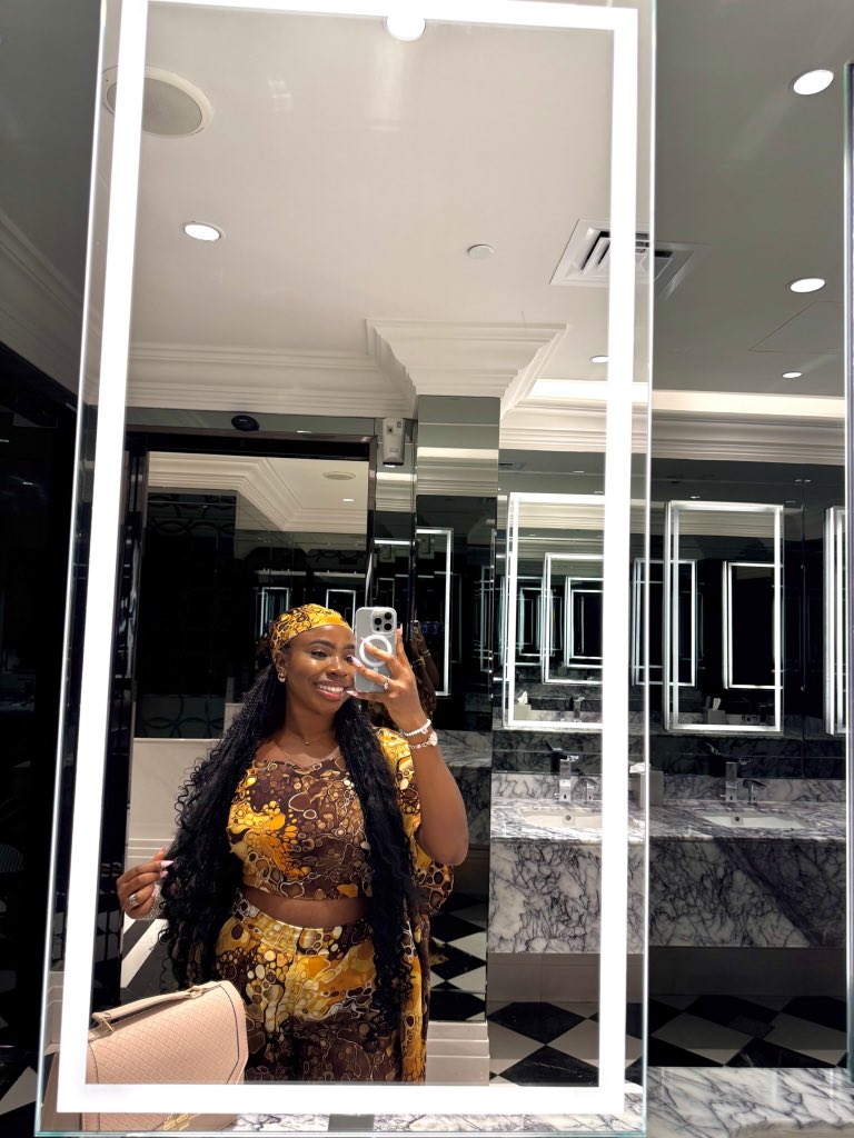 more photos with my 4 piece💕💕