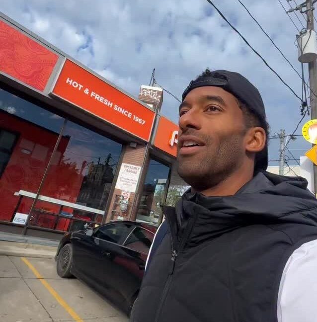 CelebrityInsid3's tweet image. Matt James stuns after a Toronto restaurant hands him a plain brown paper bag for his leftover bacon and pancakes! 😂 Is this a normal thing or just a hilarious mix-up? #MattJames #RestaurantFails #Toronto