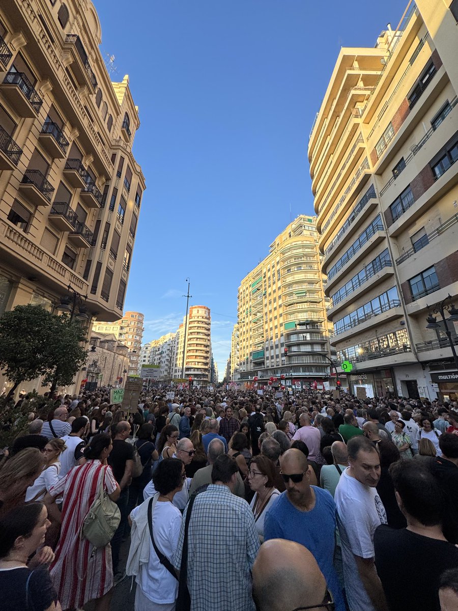 What_Salao's tweet photo. 45 minuts parats. Mazón dimissió! #MazonDimisión https://t.co/EStT9eQyIA