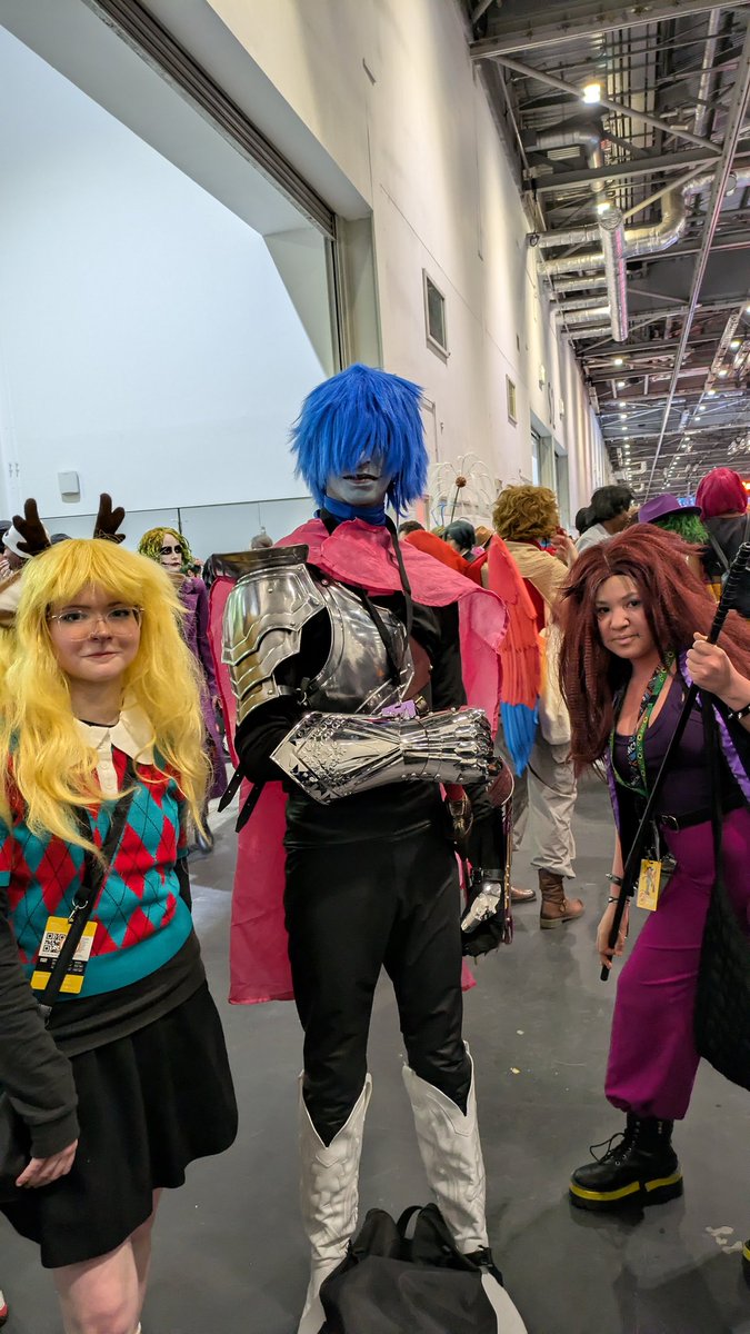 friendlyheroalt's tweet photo. I enjoyed myself at MCM comic con today :3 everyone was so lovely to meet! I'm still gonna be here until they stop the event https://t.co/qpVEMzKpWz