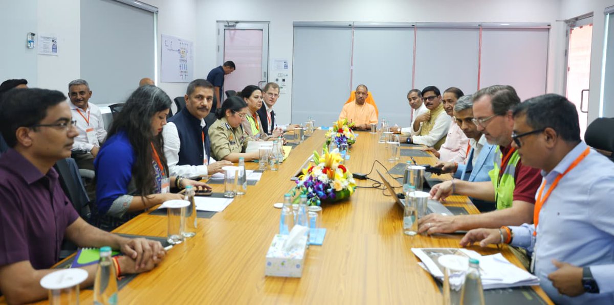 CMOfficeUP's tweet image. #UPCM @myogiadityanath ने आज जनपद गौतमबुद्धनगर में नोएडा इंटरनेशनल एयरपोर्ट, जेवर का स्थलीय निरीक्षण किया। निरीक्षण के दौरान उन्होंने डोमेस्टिक टर्मिनल, एयरपोर्ट उद्घाटन समारोह स्थल, सुरक्षा प्रबंधन, यातायात व्यवस्था तथा अन्य निर्माण कार्यों की प्रगति का भी अवलोकन किया।…