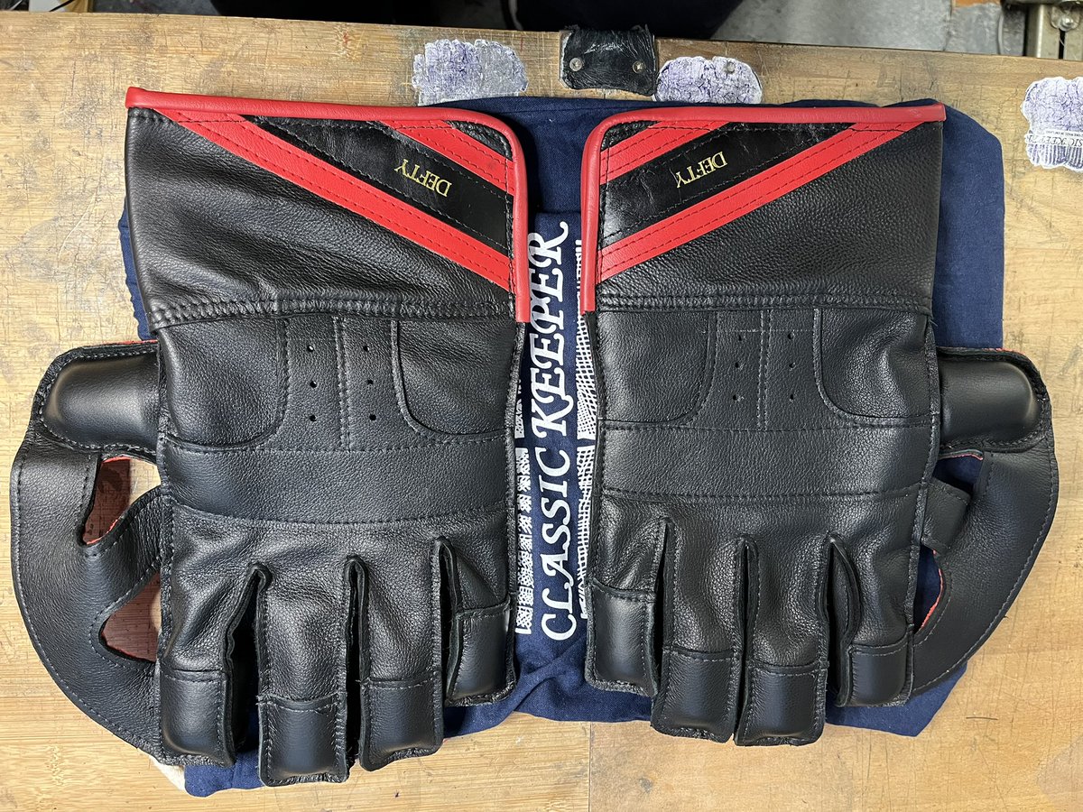 Last pair of current batch . Black base  Classic styling with Red flashes either side  of the Black name flash complemented with Red rubber <a href="/KeeperCourt/">Wicket Keepers Court.</a> <a href="/WK_Union/">Wicketkeeper's Union</a>