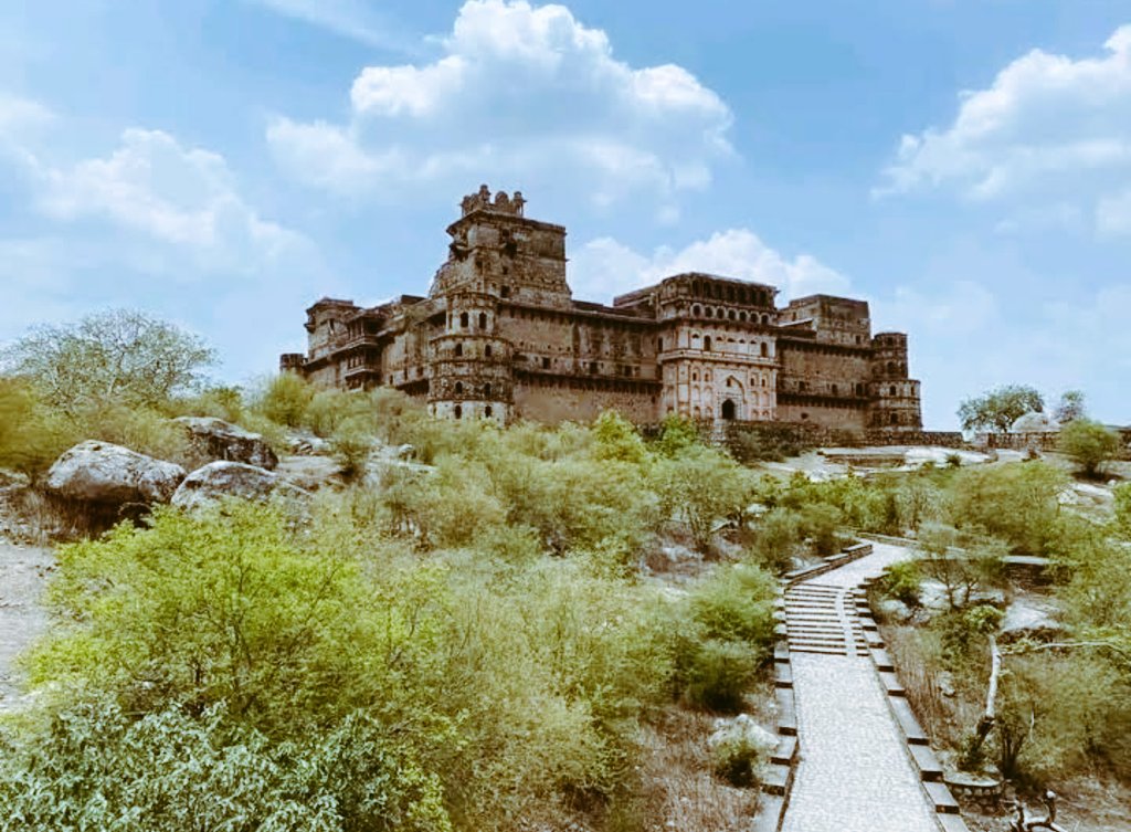 Anshul_arya167's tweet image. ये है गढ़कुंडार का किला, जो उत्तर प्रदेश के झांसी से करीबन 70 किमी की दूरी पर मौजूद है। 11वीं सदी में बना हुआ, ये किला 1500 से 2000 साल पुराना है। यहां चंदेलों, बुंदेलों और खंगार जैसे कई शासकों ने शासन किया है | 

#fort #History #kila #indianhistory