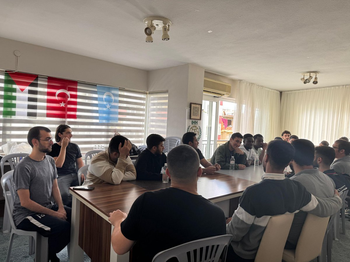 Aydın Genç İHH olarak gönüllerimizi aynı sofrada buluşturduk ☕🍯
Birlik, bereket ve kardeşlik dolu bir kahvaltı programı gerçekleştirdik. 💚 #AydınGençİHH #İyilikSofrası