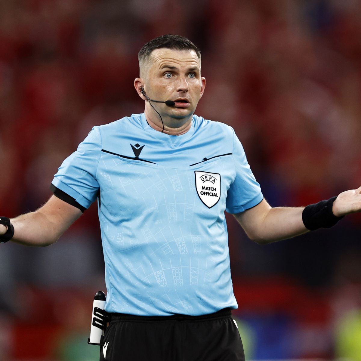 jackbarrettmufc's tweet photo. Michael Oliver is on VAR. United robbed again because of the guy that doesnt know how to do his own job. 

All united fans get this trending. #OliverOut https://t.co/KvpCbQMYj4