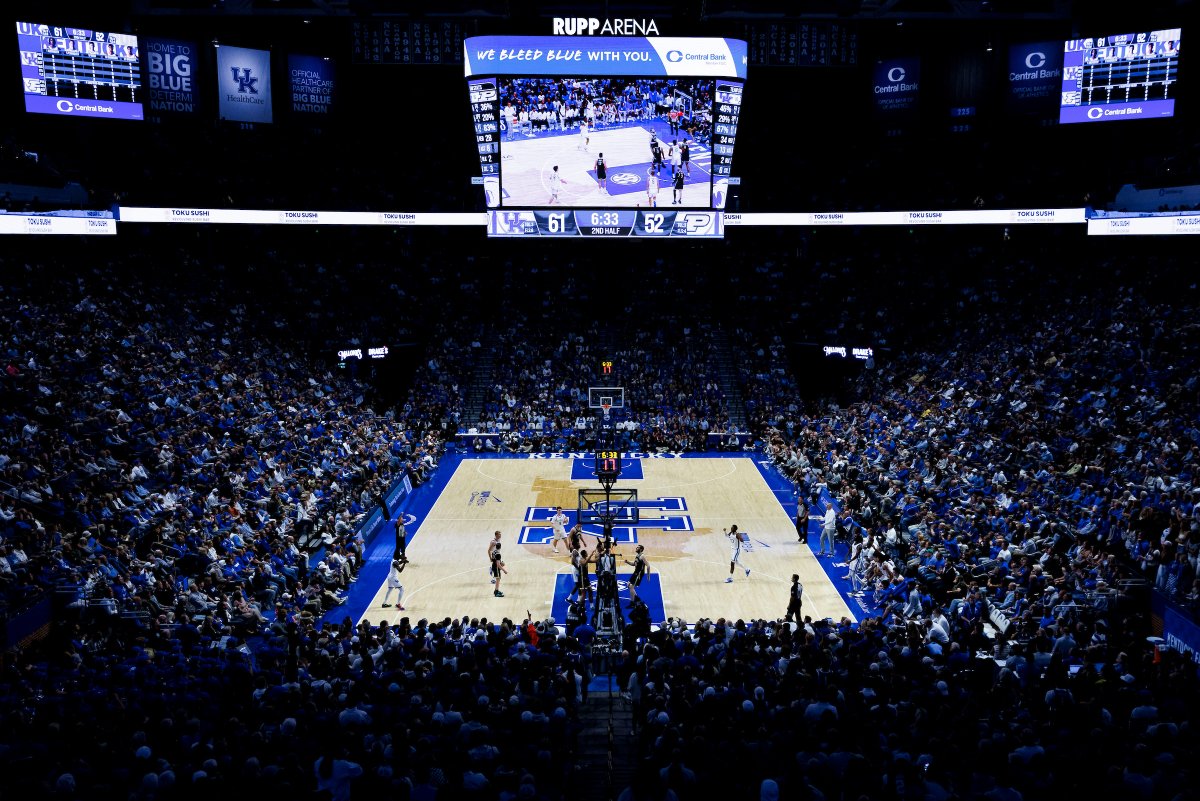 CoachMarkPope's tweet image. There is no place like Kentucky! 

#BBN filled @Rupp_Arena for a preseason exhibition. It's great to be back. #GoBigBlue